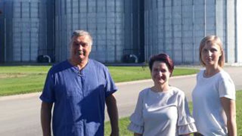 Liutauras Cerniauskas, président de la coopérative JoniŠkio aruodas, Jurita Zubauskiené, la directrice, et Neringa Karcemarskas, responsable agronomique.